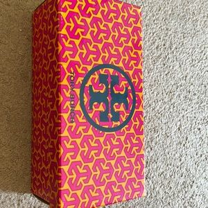Tory Burch Flat Black. Very clean no defect 90% very good condition comes w/ box